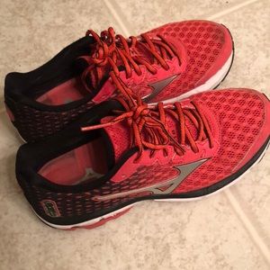 Red Mizuno waveriders size 8.5